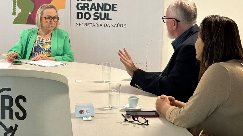 Secretária Arita Bergmann em reunião com duas pessoas no Gabinete