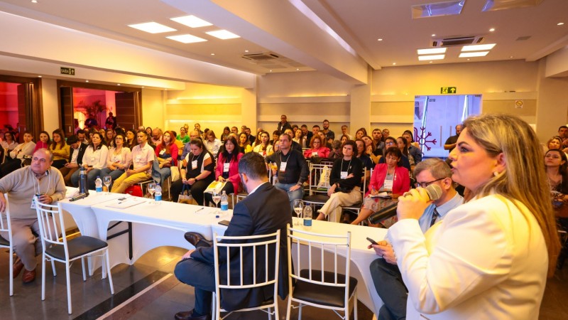 Diretora Tatiane Bernardes apresenta perpectivas da Atenção Primária em Congresso do Cosems