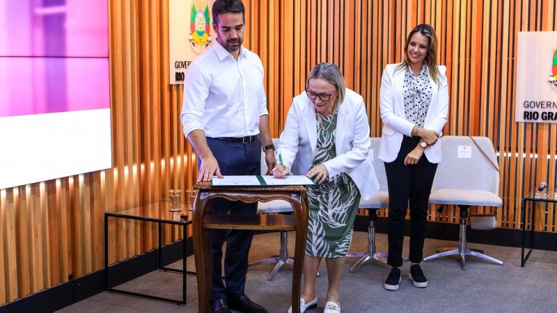 O governador Eduardo Leite e a secretária da Saúde, Arita Bergmann, assinaram a portaria nesta quinta.