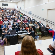 Secretário Municipal Fernando Ritter fala para a plateia lotada de residentes. 