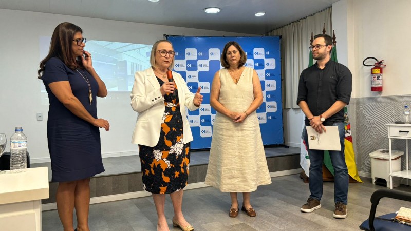 Arita Bergmann visita Hospital de Santo Angelo