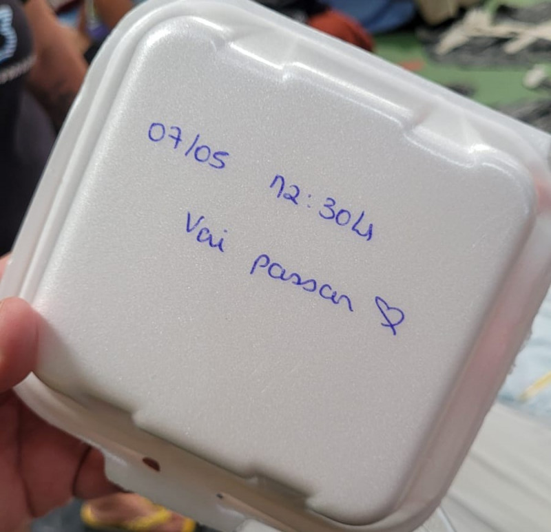 Marmitas identificadas com data e hora que foram produzidas.