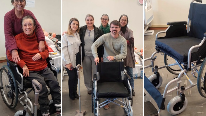 Montagem mostra três fotos. A primeira tem mãe idosa, sentada na cadeira de rodas nova e a filha atrás. Ambas estão sorrindo. A segunda foto tem uma cadeira doada e a equipe citada na reportagem atrás (quatro mulheres e um homem). A terceira foto mostra o modelo da cadeira de rodas doada.