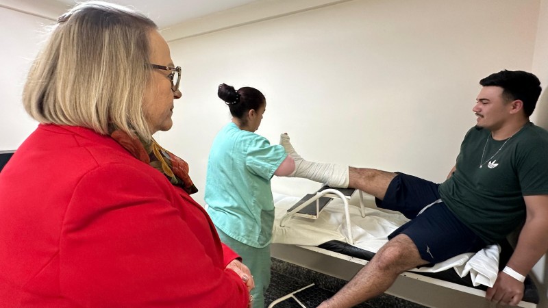 Arita Bergmann acompanha o atendimento de um paciente no hospital