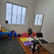 sala de atendimento com brinquedos coloridos