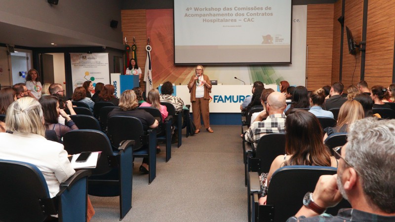 Arita Bergman fala à plateia durante o evento