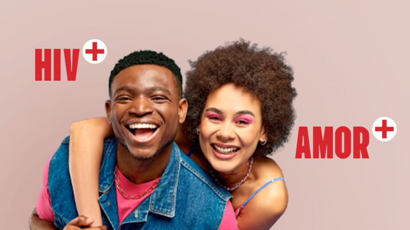 Em fundo rosa acinzentado, a peça publicitária traz dois jovens negros, um homem e uma mulher, sorrindo e abraçados. Do lado esquerdo em letras maiúsculas e cor vermelha está escrito "HIV +" e no lado direito em letras maiúsculas e cor vermelha está escrito "AMOR+".