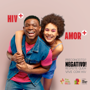 Em fundo rosa acinzentado, a peça publicitária traz dois jovens negros, um homem e uma mulher, sorrindo e abraçados. Do lado esquerdo em letras maiúsculas e cor vermelha está escrito "HIV +" e no lado direito em letras maiúsculas e cor vermelha está escrito "AMOR+".