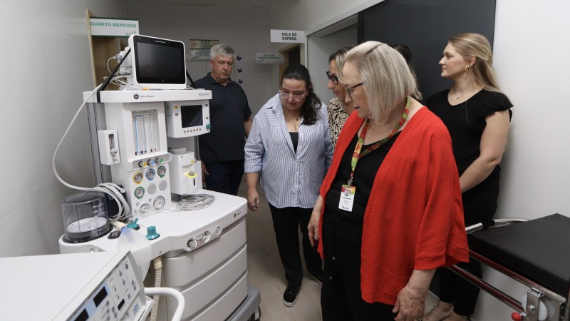 Imagem da secretária da Saúde conhecendo os novos equipamentos durante a visita