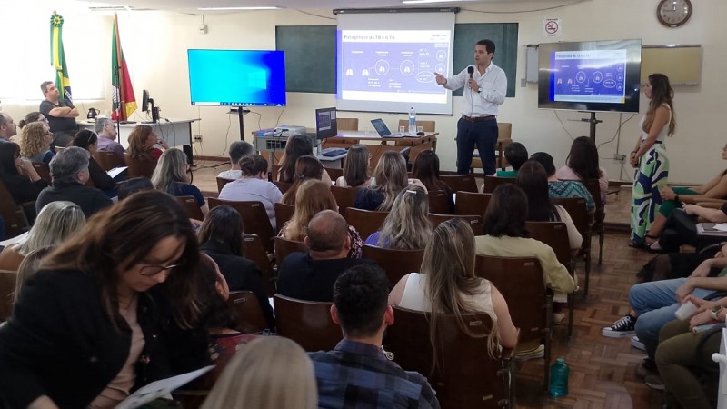 Profissionais acompanham a palestra, realizada no auditório do sanatório Partenon