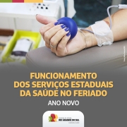 A imagem mostra o braço de uma mulher segurando uma bolinha no momento da doação de sangue. Embaixo, está escrito "Funcionamento dos Serviços Estaduais da Saúde no Feriado de Ano Novo".  