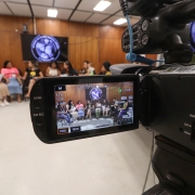 Uma Câmera filmando um grupo de mulheres, algumas são indígenas 