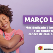 Uma mulher negra de cabelos crespos e curtos está de olhos fechados fazendo o gesto de abraçar. Ela veste uma camiseta cor de rosa. Ao lado em letras maiúsculas na cor branca está escrito: MARÇO LILÁS. Abaixo, em letras minúsculas na cor branca o letreiro segue: Mês dedicado à informação e ao combate ao câncer de colo do útero. O fundo da imagem é lilás. O logo do governo do estado está posicionado do meio para a direita da imagem.