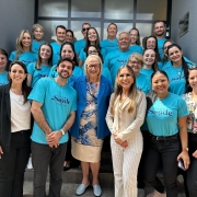 Um grupo de pessoas nos degraus de uma escada, a mairoia está de camisa azul