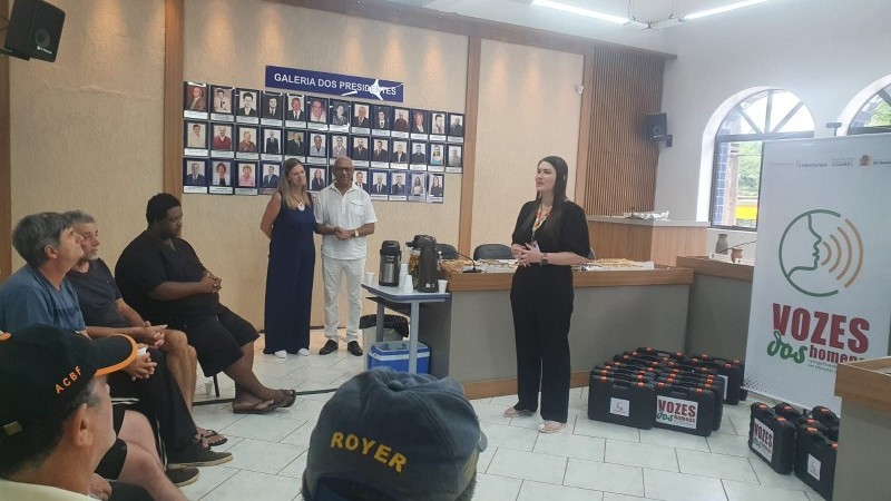 reunião com técnicos da SES
e moradores de Colinas atingidos por enchentes
