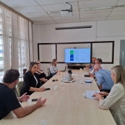Em uma reunião, a equipe gaúcha conhece os métodos da Central de Transplantes catarinense