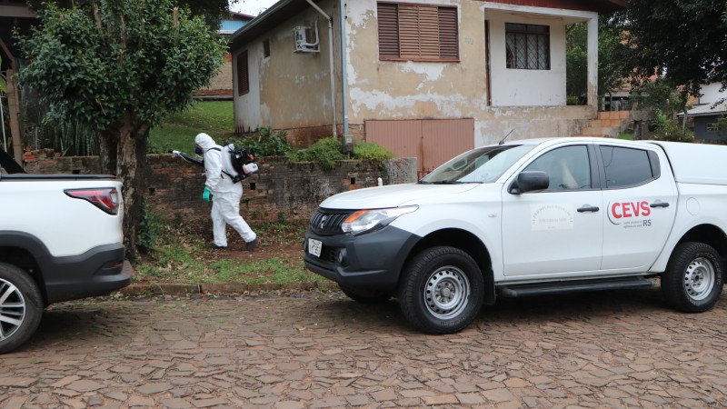 camionete da vigilância e agente trabalhando com o fumacê para combate ao mosquito Aedes Aegypti