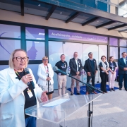 À frente, em um microfone, a secretária da Saúde, Arita Bergmann, fala durante a inauguração 