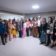 Dentro do ambulatório autoridades e lideranças indígenas posam para a foto. 