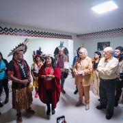Lideranças indígenas estão ao centro, falando e sendo ouvidas pelos demais presentes