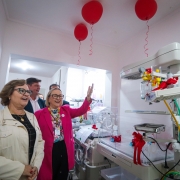 A secretária da Saúde observa os novos equipamentos 
