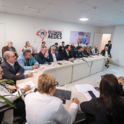 Debate tratou de novos repasses, abertura de leitos e estratégias para enfrentar a sobrecarga hospitalar no inverno 
