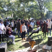 Público assiste apresentação musical.