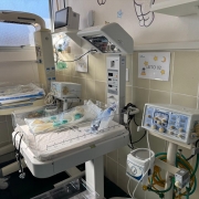 Imagem com leitos que serão destinados a pacientes de zero a 18 anos que necessitam de suporte ventilatório pulmonar (SVP)
