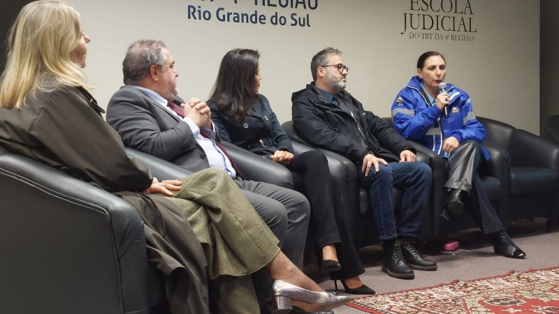 Ao lado dos demais participantes, Andreia Gnoatto fala durante o evento