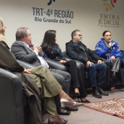 Ao lado dos demais participantes, Andreia Gnoatto fala durante o evento 