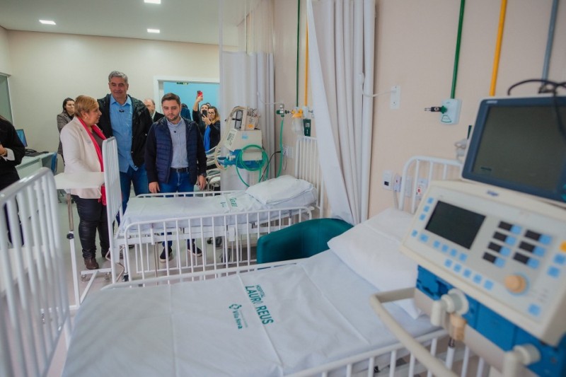 Imagem do vice-governador e da secretária adjunta da Saúde durante a inauguração dos leitos