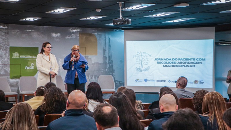 A foto mostra a secretária adjunta da Saúde, Ana Costa, falando no microfone ao lado da diretora do Dgae, Lisiane Fagundes