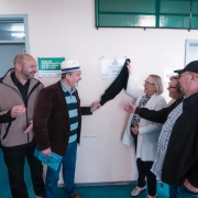 Arita Bergmann participa do descerramento da placa de inauguração, ao lado de autoridades locais 