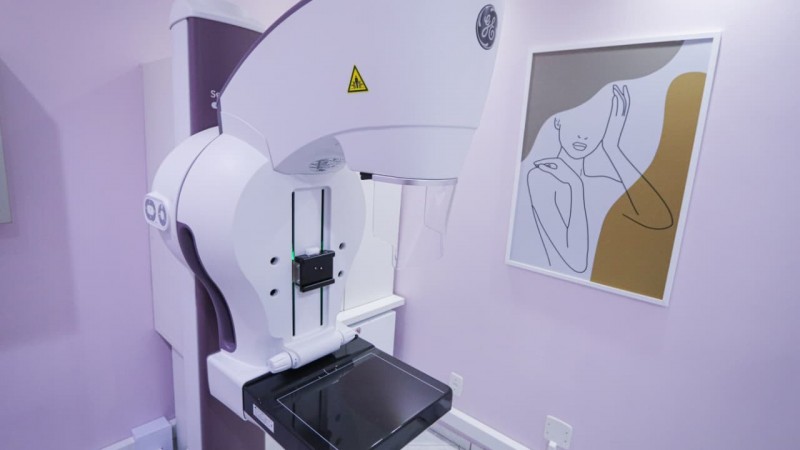 A imagem mostra um mam&oacute;grafo no Centro de Diagn&oacute;tico por Imagem 
