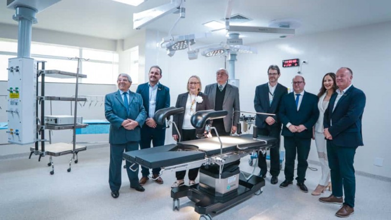 A imagem mostra Arita Bergmann, ao lado da equipe do hospital e autoridades locais, al&eacute;m da equipe t&eacute;cnica no novo centro cir&uacute;rgico