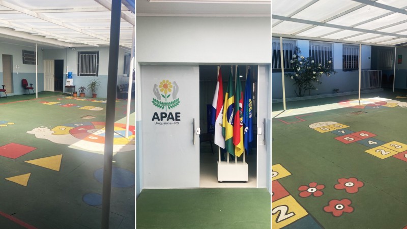 A montagem mostra uma quadra pintada em cor verde escura tem alguns desenhos de flores vermelhas e quadrados com n&uacute;meros nas cores vermelho, amarelo e azul. Ao centro uma imagem da porta de entrada da Apae, na cor branca, com as bandeiras do Brasil, do Estado, do munic&iacute;pio e da institui&ccedil;&atilde;o no lado direito.