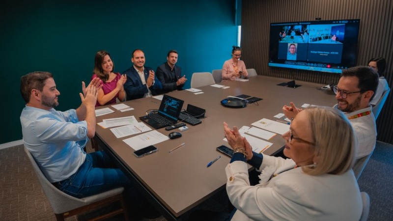 Gabriel Souza (E) e autoridades celebram qualificação com investimentos em saúde