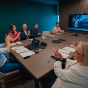 Gabriel Souza (E) e autoridades celebram qualificação com investimentos em saúde