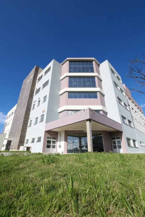 Sob o céu azul, a imagem mostra a fachada do Hospital regional de Pronto-Socorro de Pelotas, já quase finalizado