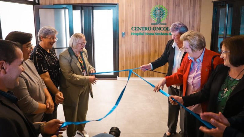 pessoas descerrando a fita de inaugura&ccedil;&atilde;o do centro de Oncologia hospital de Vacaria