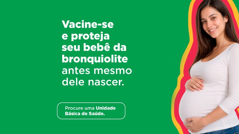 Pe&ccedil;a gr&aacute;fica de campanha de sa&uacute;de com fundo verde. &Agrave; direita, uma pessoa gestante em p&eacute;, vestindo camiseta clara e segurando a barriga. &Agrave; esquerda, texto em letras brancas: &ldquo;Vacine-se e proteja seu beb&ecirc; da bronquiolite antes mesmo dele nascer.&rdquo; Abaixo, um bot&atilde;o com o texto: &ldquo;Procure uma Unidade B&aacute;sica de Sa&uacute;de.&rdquo; H&aacute; contornos coloridos em amarelo e rosa ao redor da figura.