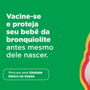 Pe&ccedil;a gr&aacute;fica de campanha de sa&uacute;de com fundo verde. &Agrave; direita, uma pessoa gestante em p&eacute;, vestindo camiseta clara e segurando a barriga. &Agrave; esquerda, texto em letras brancas: &ldquo;Vacine-se e proteja seu beb&ecirc; da bronquiolite antes mesmo dele nascer.&rdquo; Abaixo, um bot&atilde;o com o texto: &ldquo;Procure uma Unidade B&aacute;sica de Sa&uacute;de.&rdquo; H&aacute; contornos coloridos em amarelo e rosa ao redor da figura.
