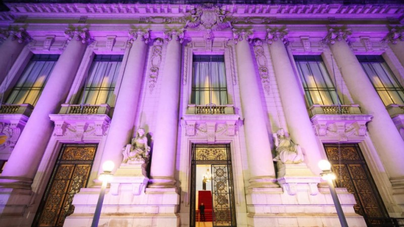 Pal&aacute;cio Piratini com ilumina&ccedil;&atilde;o noturna de lil&aacute;s para chamar a aten&ccedil;&atilde;o sobre a import&acirc;ncia do diagn&oacute;stico de doen&ccedil;as em beb&ecirc;s