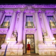 Pal&aacute;cio Piratini com ilumina&ccedil;&atilde;o noturna de lil&aacute;s para chamar a aten&ccedil;&atilde;o sobre a import&acirc;ncia do diagn&oacute;stico de doen&ccedil;as em beb&ecirc;s