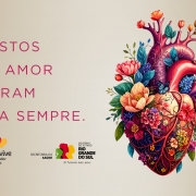 Imagem com fundo em tom degrad&ecirc; suave que vai do bege claro ao cinza. No lado esquerdo, h&aacute; um texto em destaque, escrito em letras mai&uacute;sculas e em cor rosa: &ldquo;GESTOS DE AMOR DURAM PRA SEMPRE.&rdquo;
Na parte inferior esquerda, aparecem tr&ecirc;s &iacute;cones de cora&ccedil;&otilde;es sobrepostos nas cores verde, vermelho e amarelo. Abaixo dos &iacute;cones, est&aacute; o texto: &ldquo;O amor vive&rdquo; e, em linha menor, &ldquo;seja um doador de &oacute;rg&atilde;os&rdquo;.
Mais ao centro inferior, h&aacute; a identifica&ccedil;&atilde;o institucional &ldquo;SECRETARIA DA SA&Uacute;DE&rdquo;. &Agrave; direita, o logotipo do Governo do Estado do Rio Grande do Sul, acompanhado do texto &ldquo;GOVERNO DO ESTADO RIO GRANDE DO SUL&rdquo; e do slogan &ldquo;O futuro nos une.&rdquo; O logotipo inclui a silhueta de perfis humanos estilizados nas cores verde, vermelho e amarelo.
No lado direito da imagem, h&aacute; uma ilustra&ccedil;&atilde;o detalhada de um cora&ccedil;&atilde;o humano anat&ocirc;mico. O cora&ccedil;&atilde;o est&aacute; decorado e envolto por flores de diversas cores, folhas e pequenos ramos. Entre as flores, aparecem borboletas coloridas ao redor da ilustra&ccedil;&atilde;o, dando a sensa&ccedil;&atilde;o de leveza e vida.
A composi&ccedil;&atilde;o combina elementos cient&iacute;ficos (o cora&ccedil;&atilde;o humano) com elementos naturais (flores e borboletas), refor&ccedil;ando a ideia de vida, cuidado e continuidade associada &agrave; doa&ccedil;&atilde;o de &oacute;rg&atilde;os.