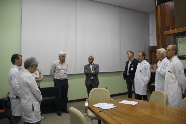 Secretário Gabbardo e participantes da solenidade conversam, de pé. 