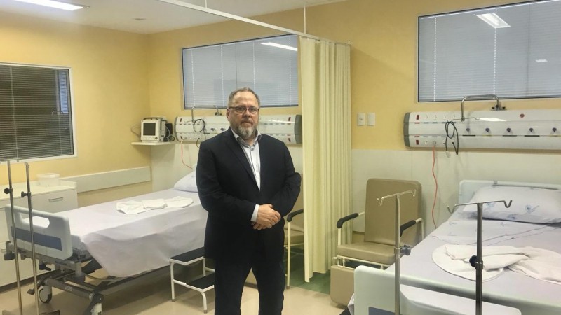 Secretário Francisco Paz, ao lado de leitos da nova UTI do Hospital de Torres, olha para a frente.
