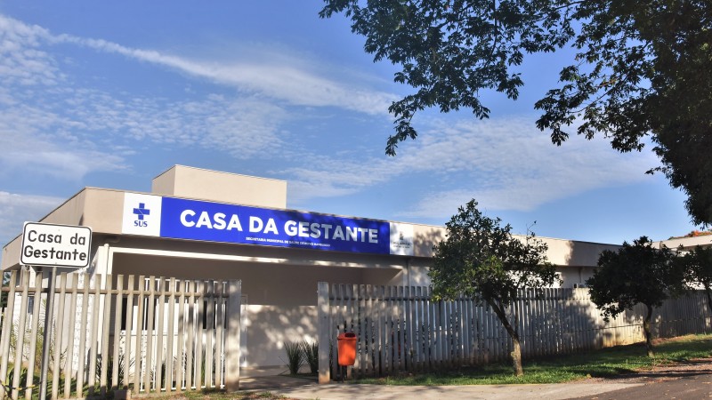 Imagem da entrada da Casa da Gestante com letreiros e árvores.