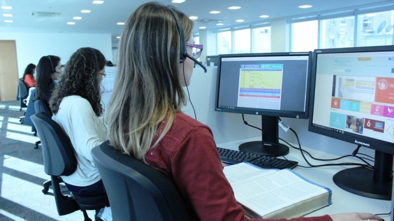 Sentados em frente a computadores, consultoras do TelessaúdeRS esclarecem dúvidas sobre diagnóstico e tratamento
