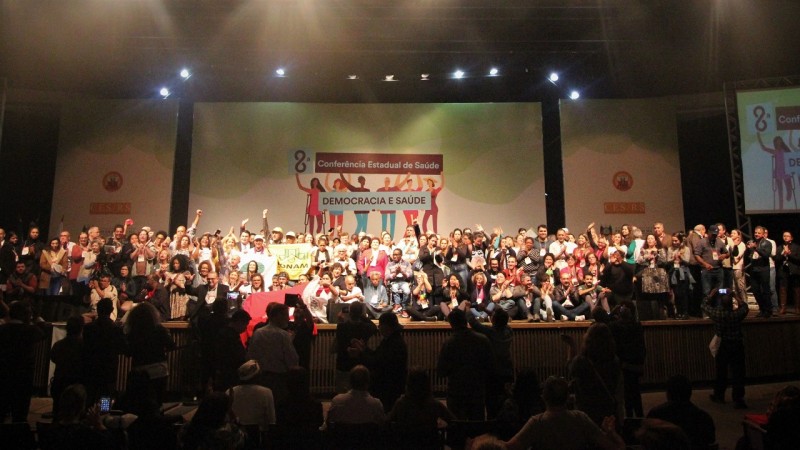 A imagem mostra os vários delegados eleitos no palco do Auditório Araújo Vianna. 